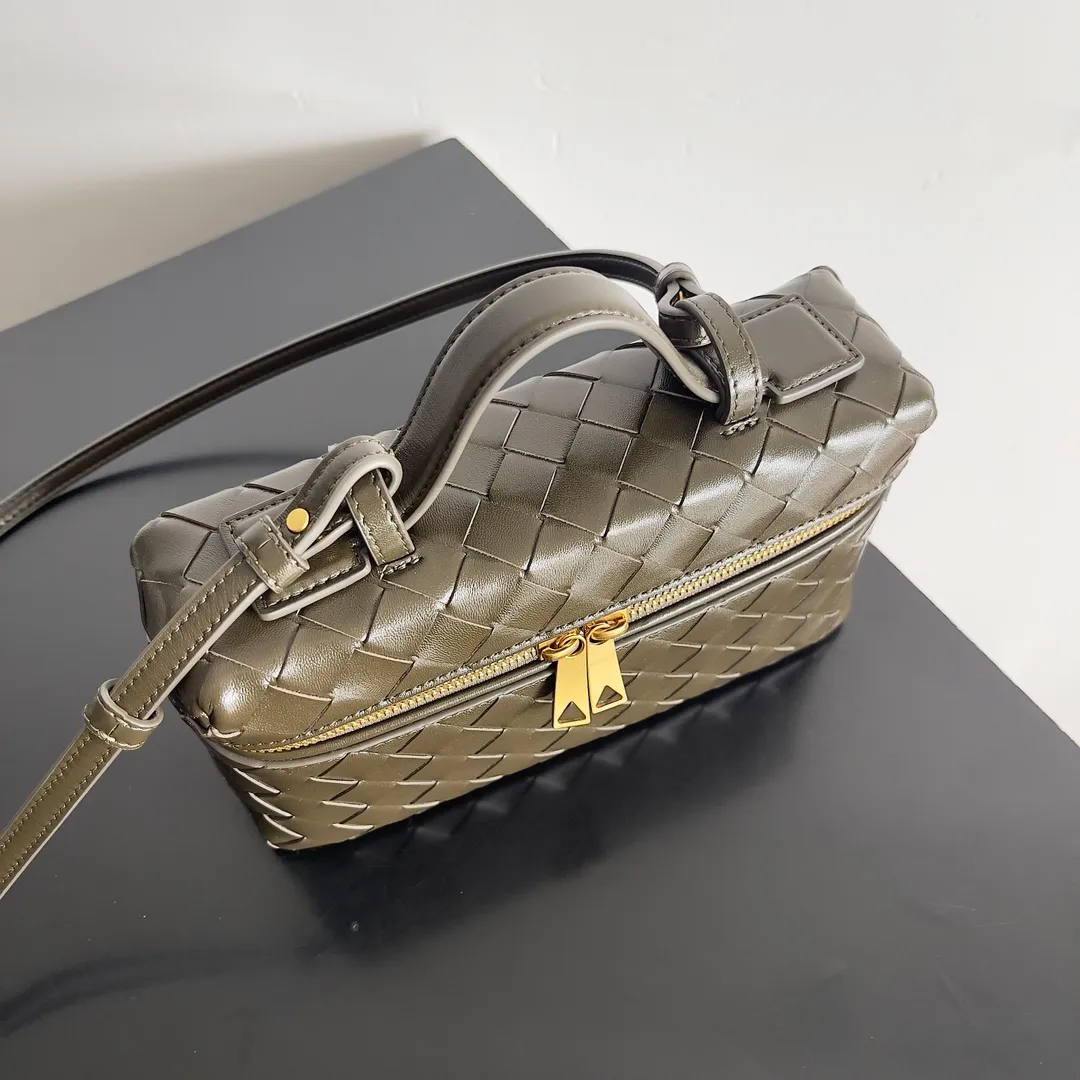 Batch 1360 Bottega Veneta 24 spring and summer woven zipper crossbody bag. A crossbody bag that can be used as a cosmetic bag. The exquisite weaving and compact body are an indispensable accessory for the upcoming summer. The double zipper also better protects the bag. It has a large capacity. If you like it, don’t miss it. Style number: 789109 Size: 22*12.5*5cm